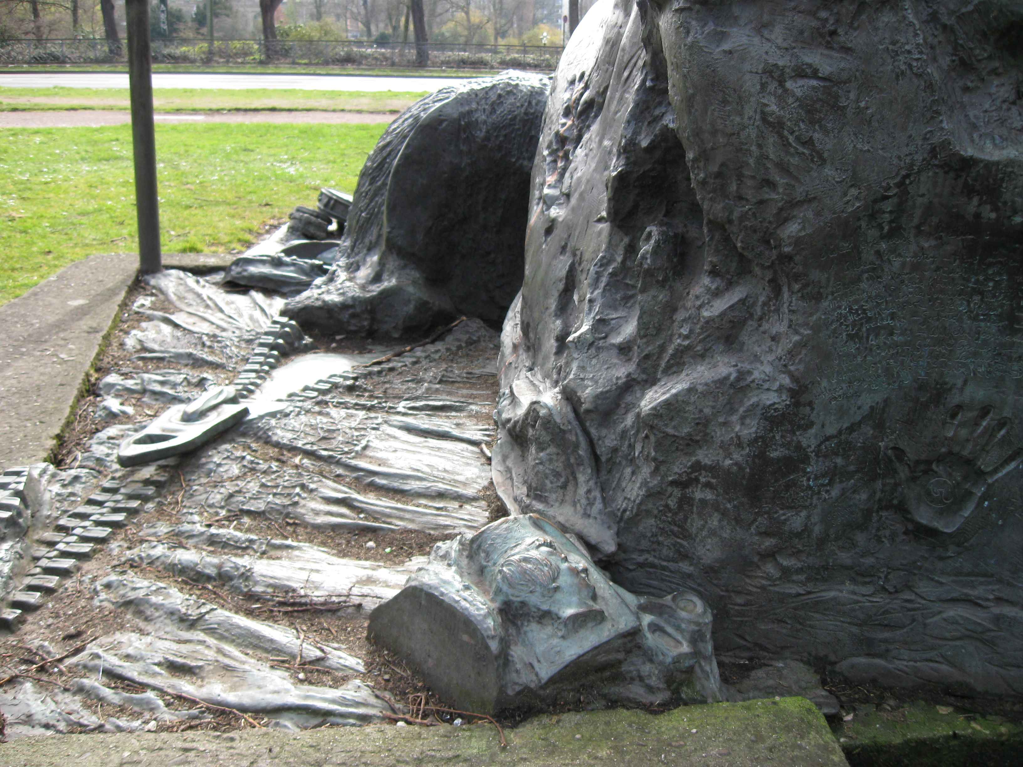 Riven Heine Monument back.jpg